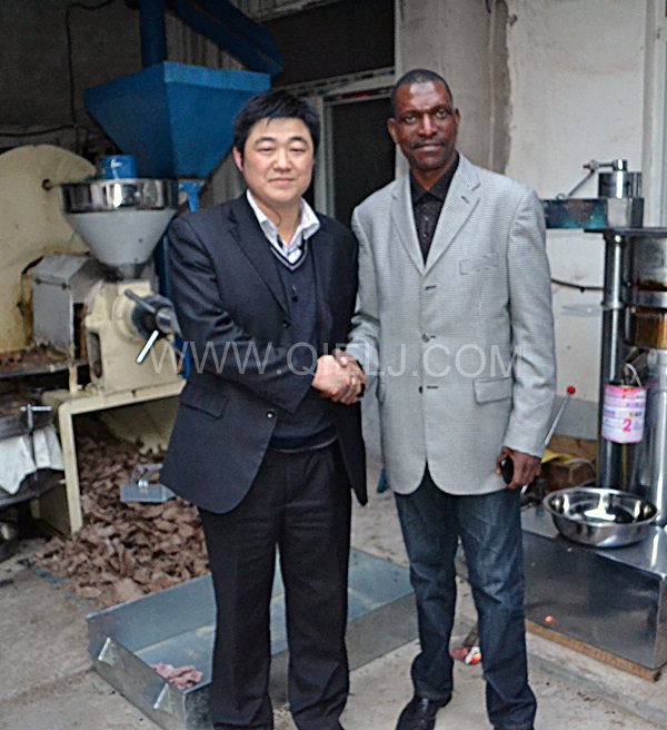 剛果考察團(tuán)代表Benoit一行來(lái)我廠參觀考察(圖4)