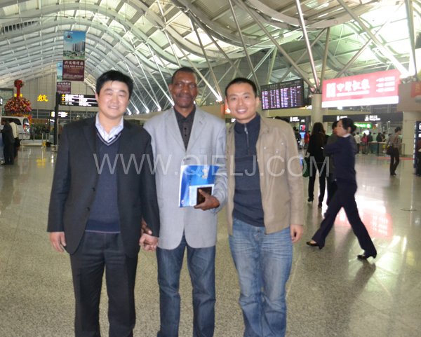 剛果考察團(tuán)代表Benoit一行來(lái)我廠參觀考察(圖6)